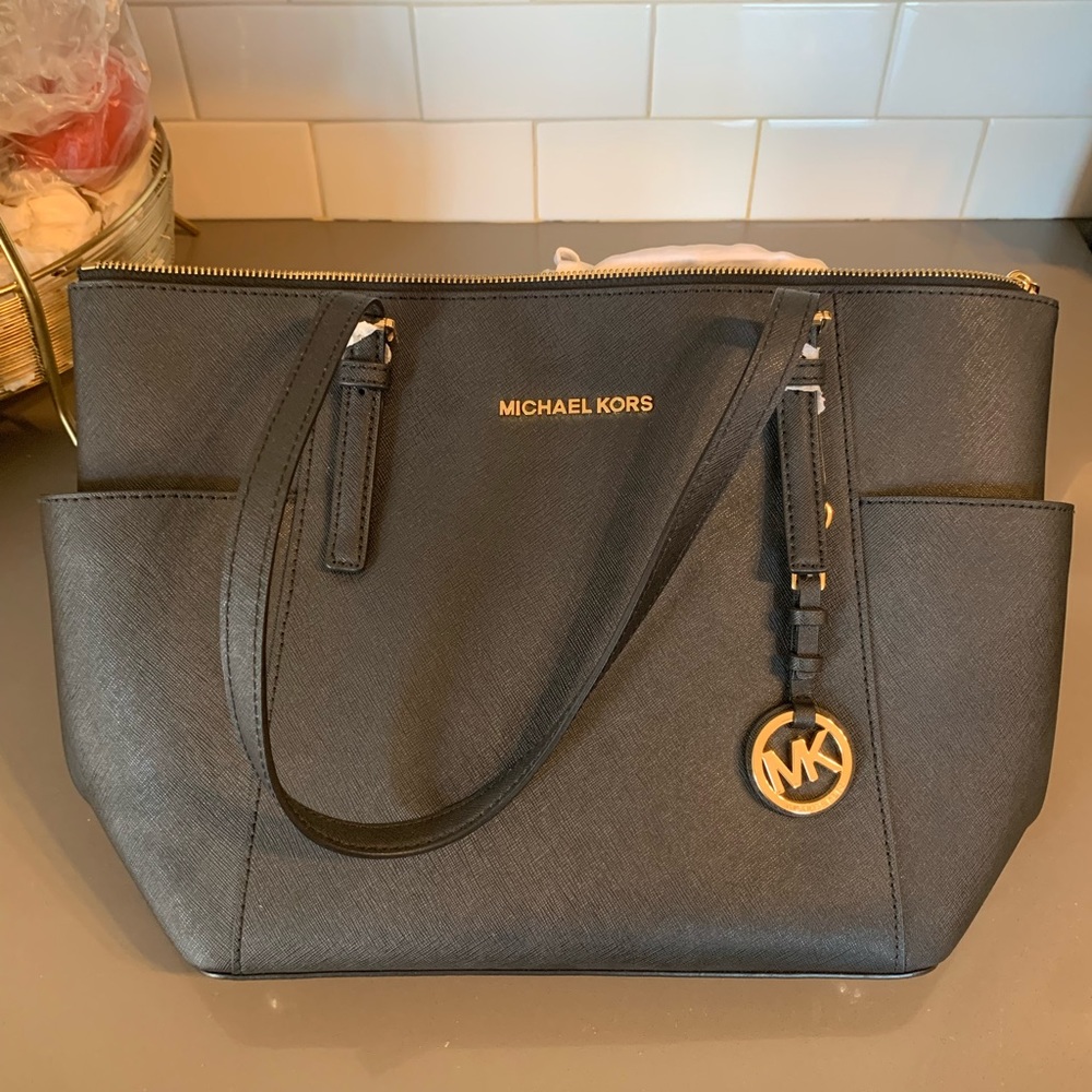 Michael Kors Jet Set Tote in Black